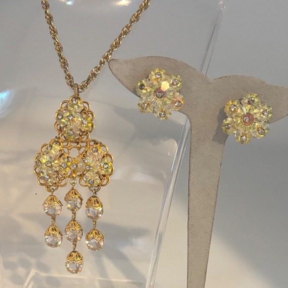 Vintage Gold Tone Flower AB Crystal Necklace and Clip On Earrings Set - Picture 11 of 12